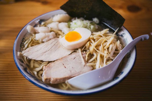 How to achieve the perfect balance in a fusion ramen bowl?